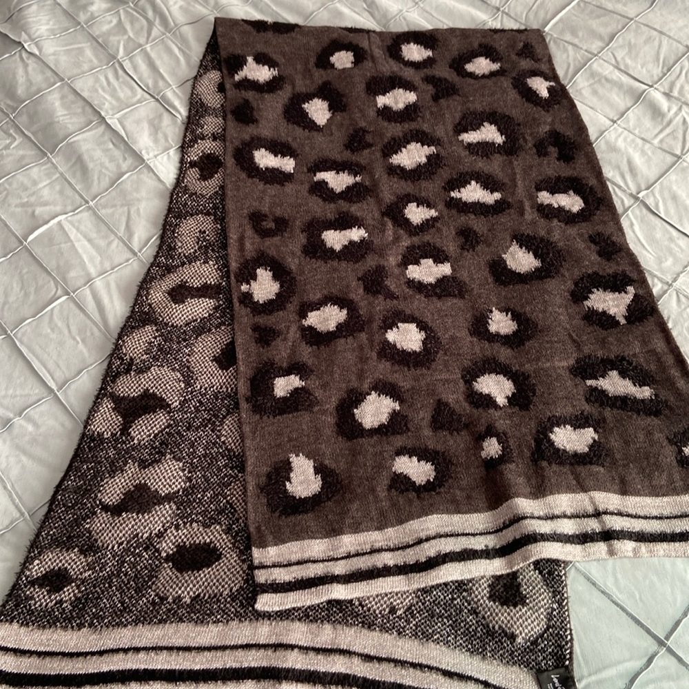 2for $20: Brand new knitted scarf! 🖤